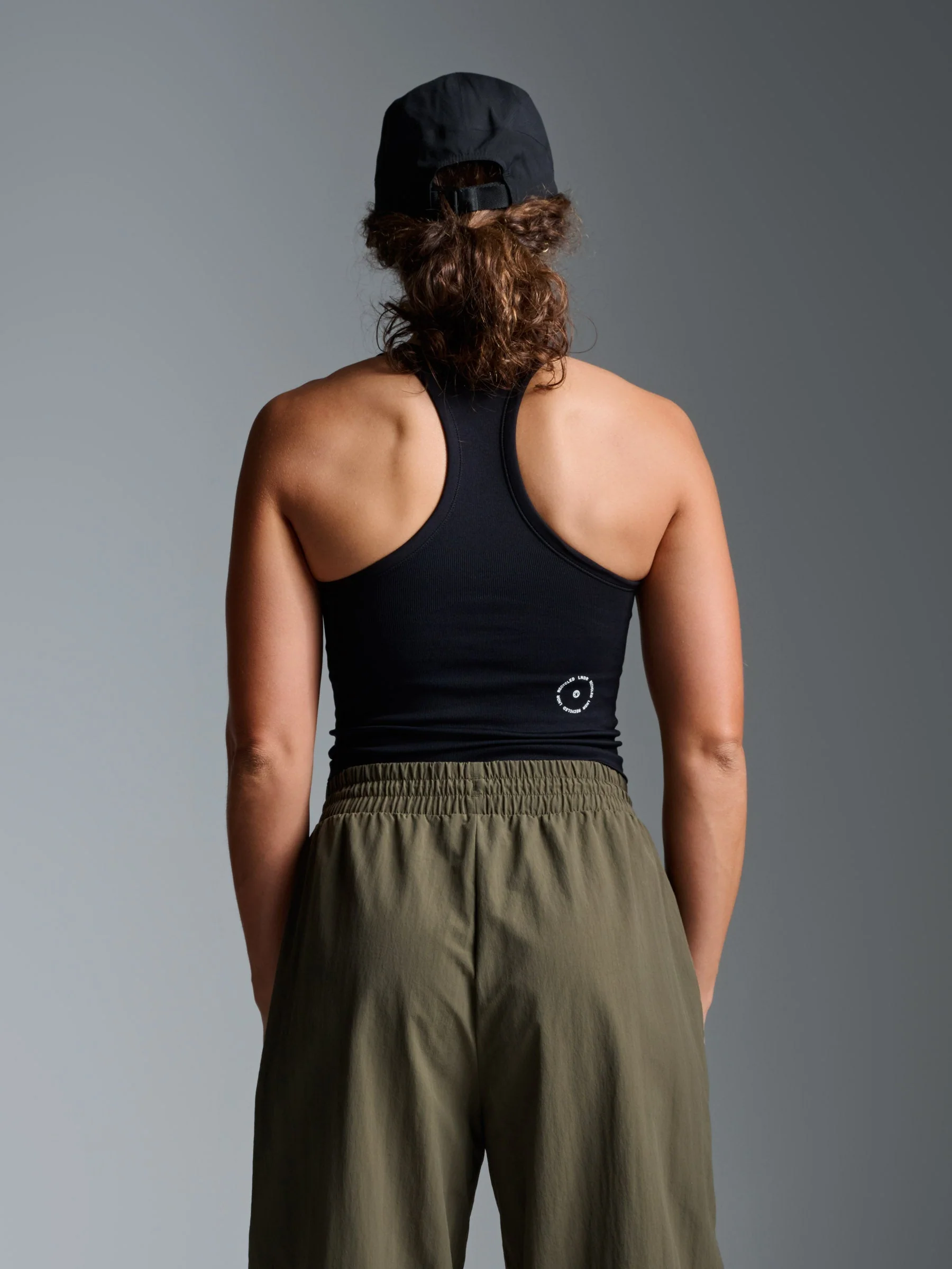 CROPPED MUSCLE TANK (RECYCLED) Black - Image 2