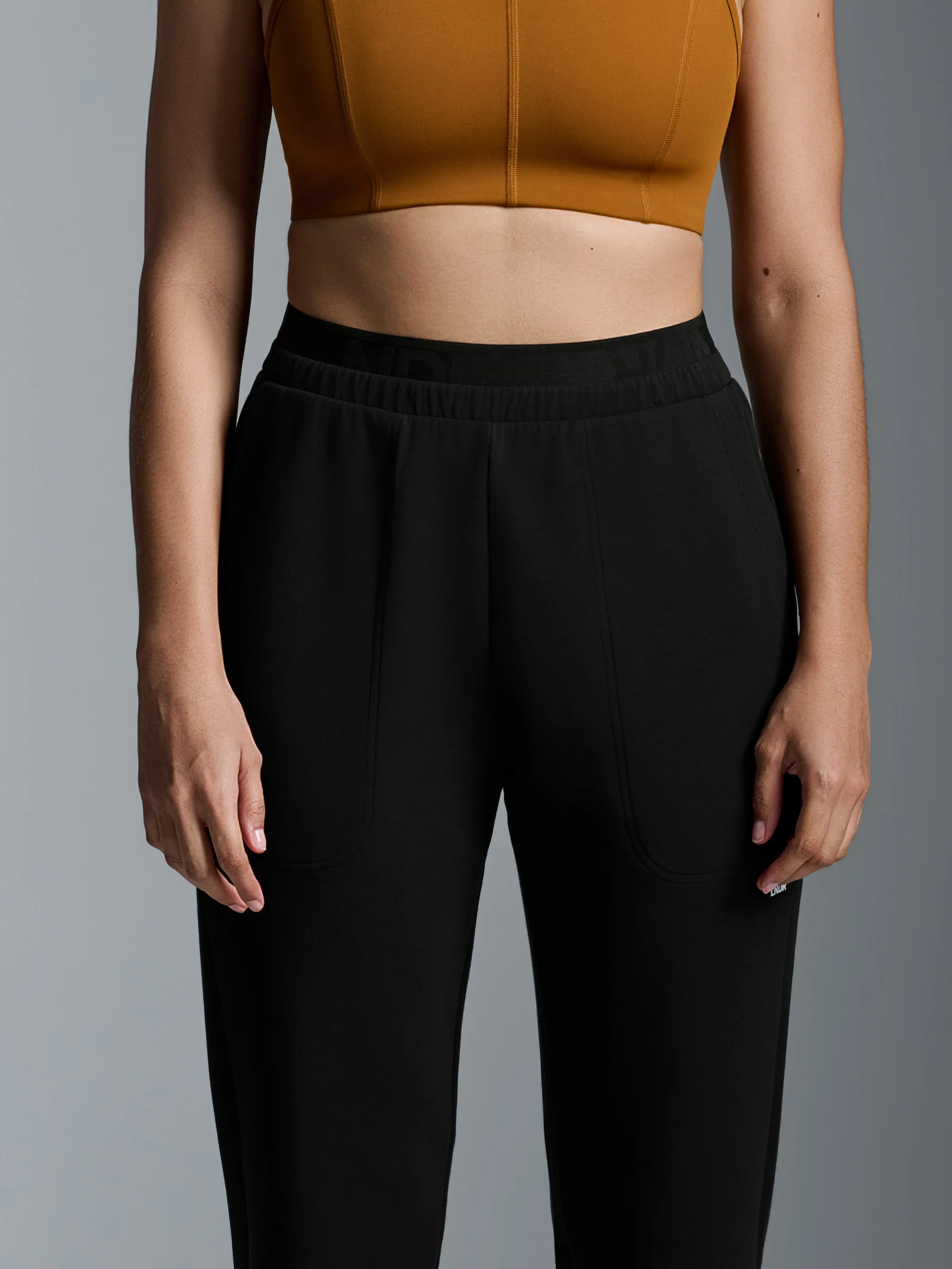 ESSENTIAL Trackpants Black - Image 4