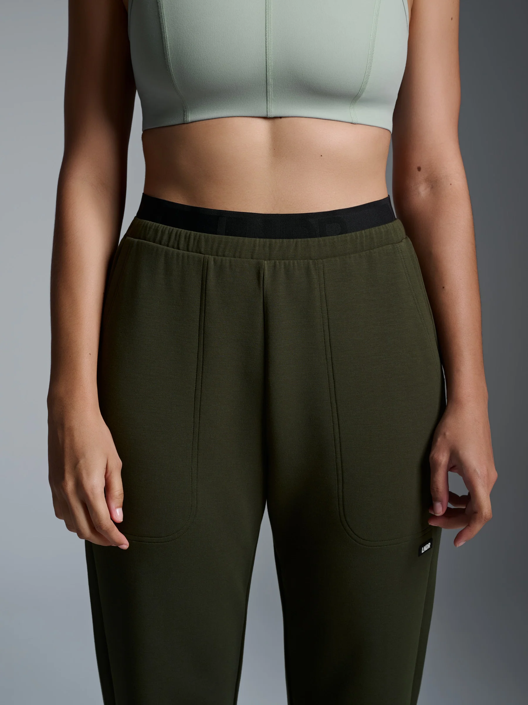 ESSENTIAL Trackpants Olive - Image 4
