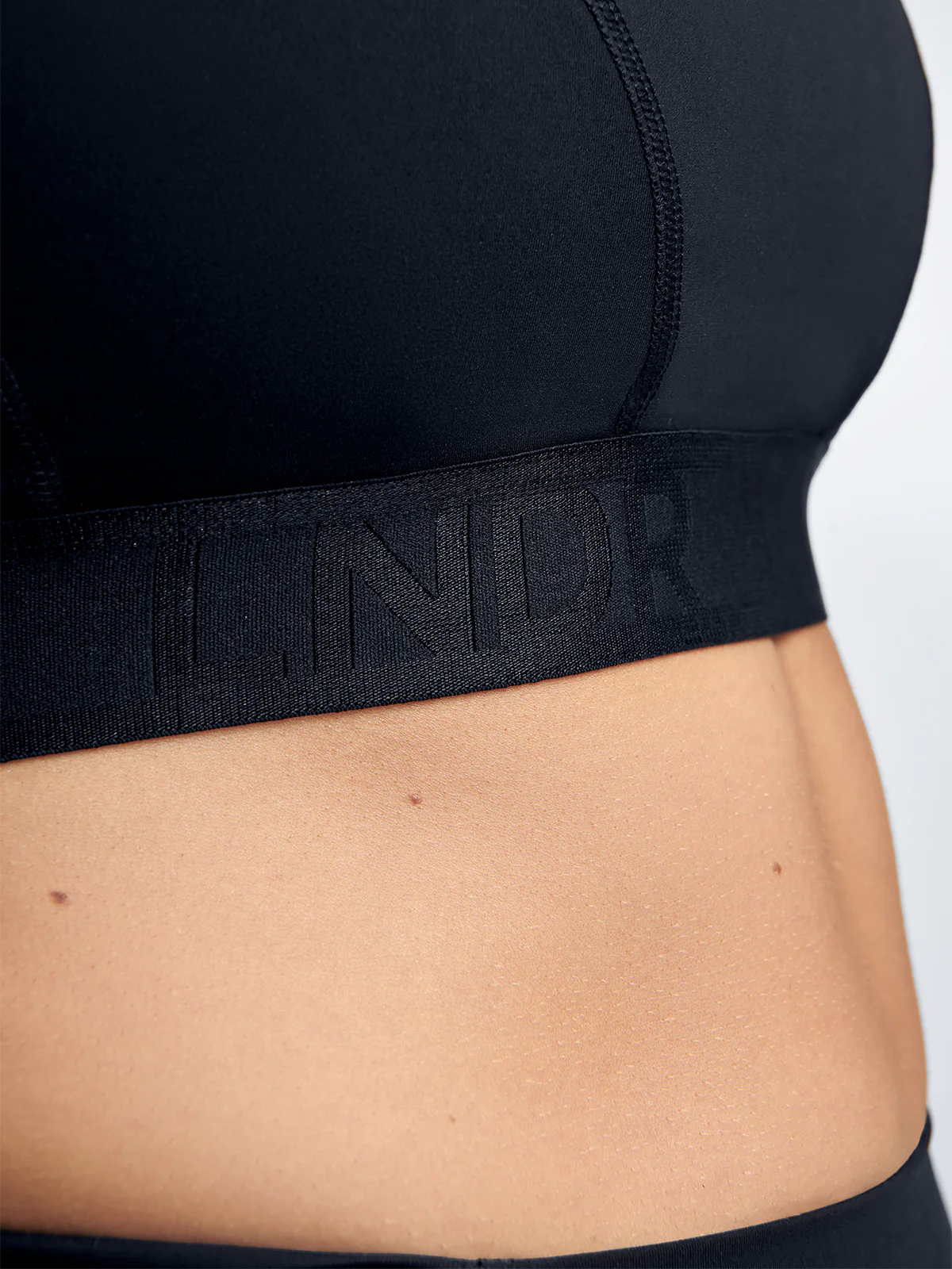 WEIGHTLESS HIGH IMPACT Bra Black - Image 4
